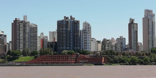 La Costa Central y Centro Cultural Parque de España vistos desde el río Paraná